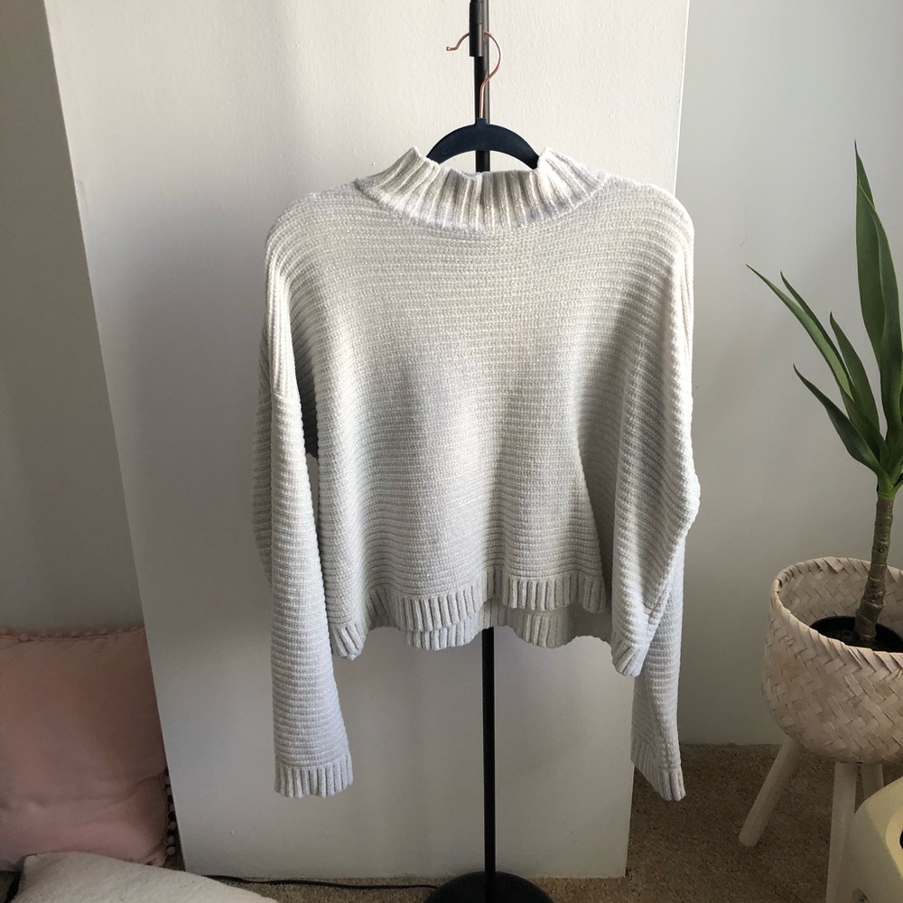 White turtle neck sweater